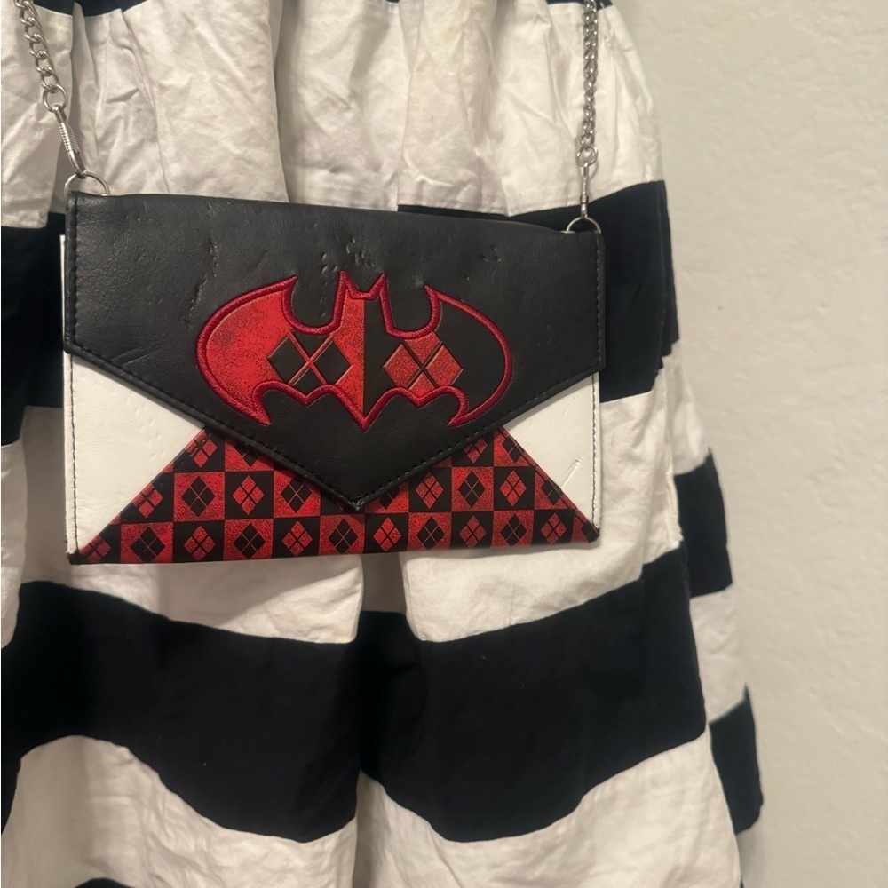 Harley Quinn x Batman Clutch – Red, Black & White - Picture 2 of 9
